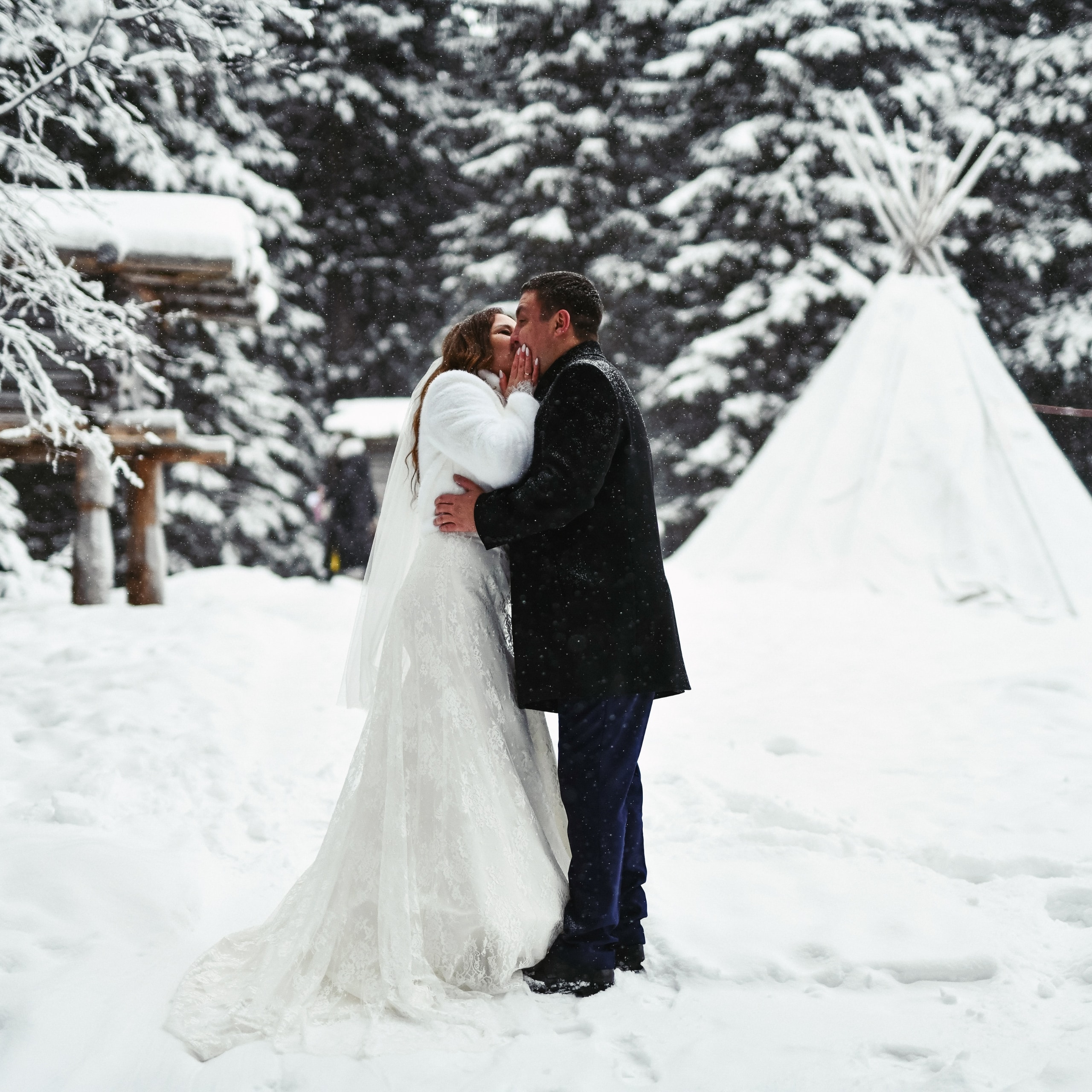 couple mariés mariage hivernal