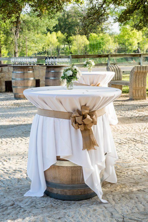 Mariage vignoble table tonneau vin d'honneur