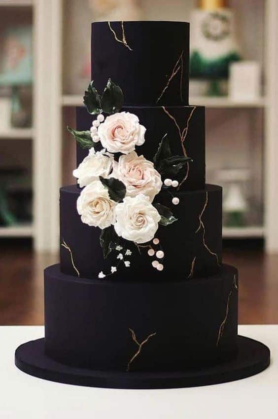 Wedding cake noir avec fleurs