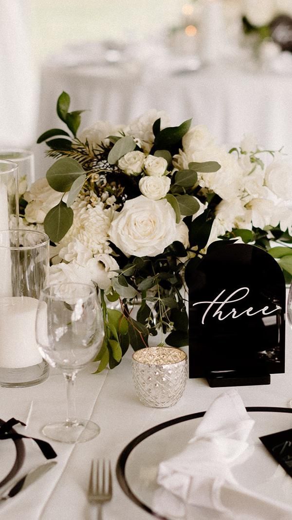 Décoration de table mariage en noir et blanc